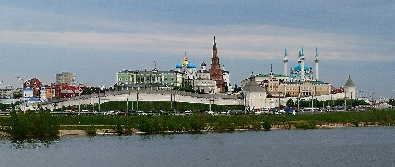 Der Kreml von Kasan mit der Kul Scharif-Moschee von der Wolga aus gesehen