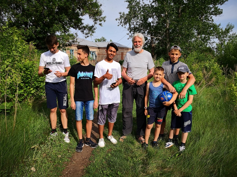 Die Kinder von Burdygino führen uns stolz in ihrem Dorf herum