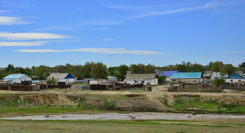 Ein kasachisches Dorf. Es sieht deutlich ärmlicher aus als die <örfer in Russland