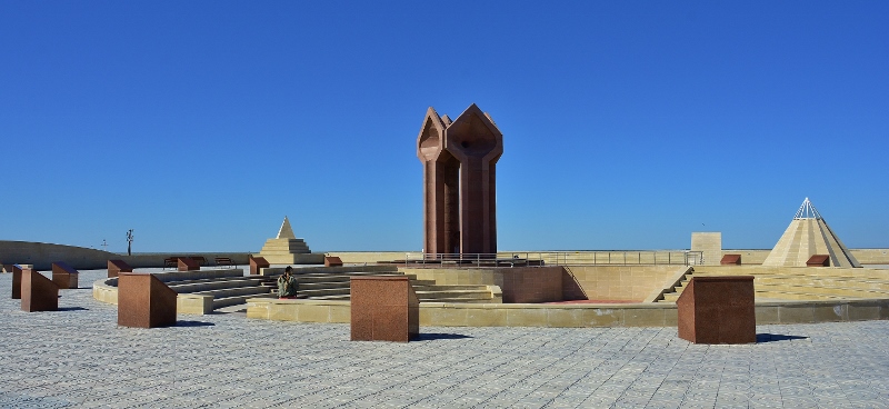 Das monumentale Denkmal für Korkhyt Ata liegt mitten im Nirgendwo in der Wüste
