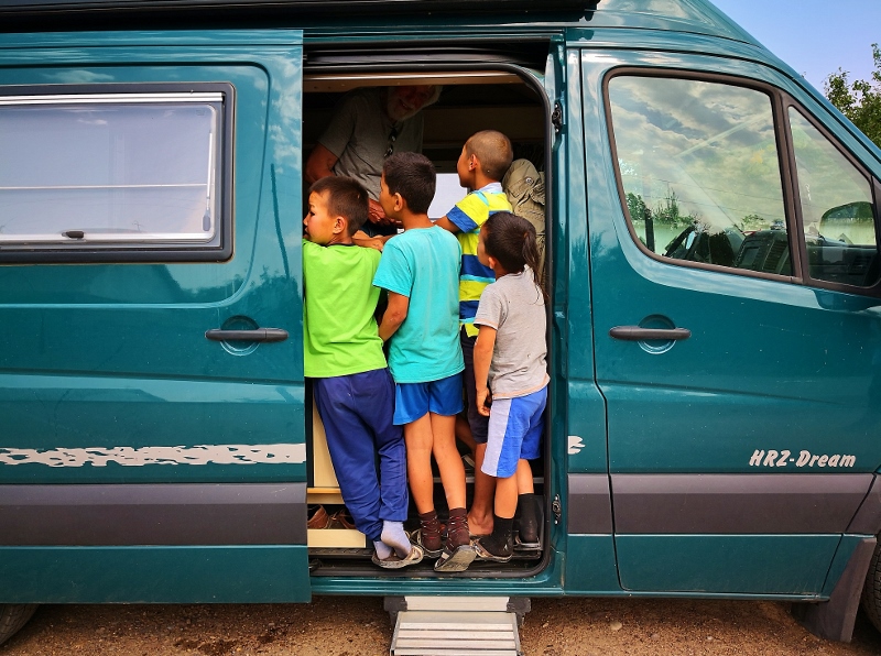 Die Kinder sind sehr neugierig