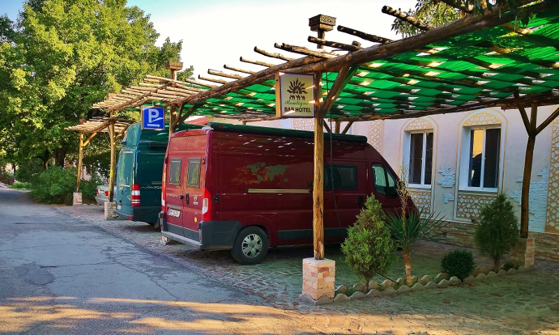 Unser toller schattiger Stellplatz im Sunrise Caravan Stay