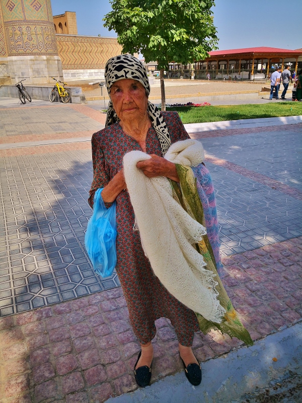 Die alte Dame verkauft kunstvoll gehäkelte Schals