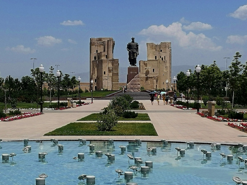 In einem sehr großzügigen Park wacht Amir Timur über den Ak Sarai Palast