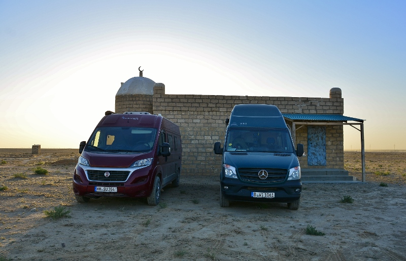 Die kleine Moschee spendet uns Schutz und Schatten