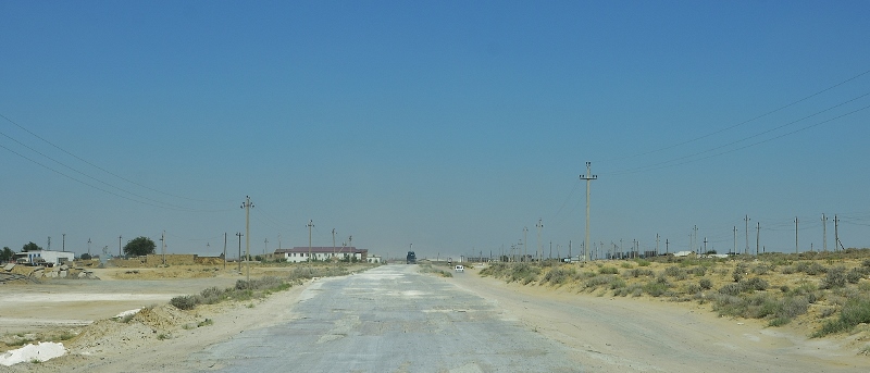 Eine grottenschlechte Straße führt nach Bejneu in Kasachstan