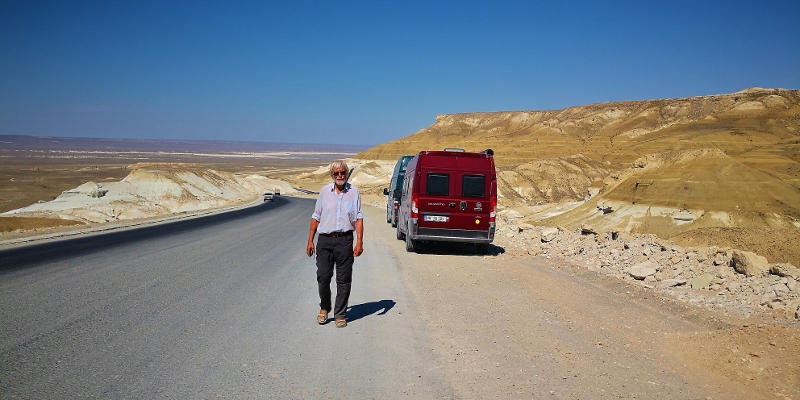 Wir durchfahren eine Landschaft mit Bergen und Canyons