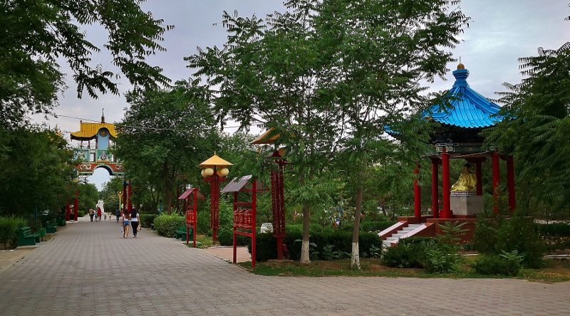 Im Park gibt es viele buddhistische Figuren, Tempelchen ...