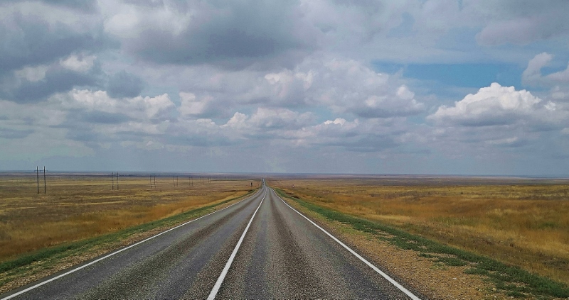 Wir durchfahren Kalmückiens weite Landschaft