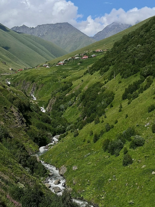 Doch das Dorf Juta liegt so idyllisch in den Bergen