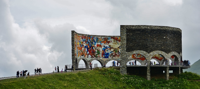 Das Georgien- Denkmal unterhalb des Kreuzpasses