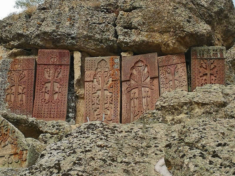 Beim Kloster Geghard finden sich besonders viele schöne alte Kreuzsteine