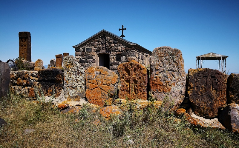 Eine kleine Kapelle am Ufer des Sevan-Sees
