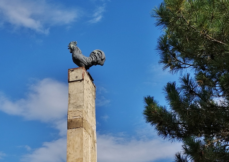 Das Denkmal "der Gockel von Koda"
