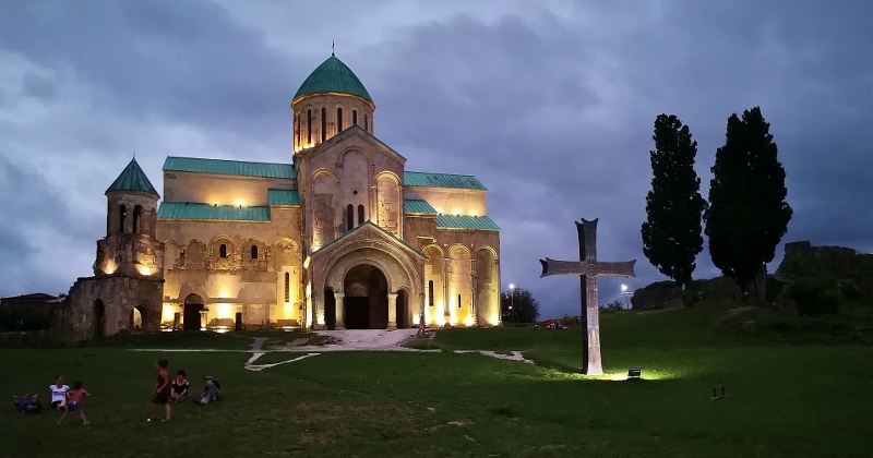 Die Bagrati-Kathedrale bei Nacht