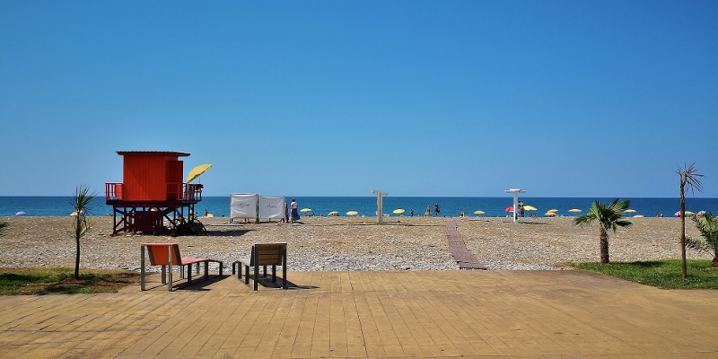 Batumi hat einen langen Strand entlang der Promenade
