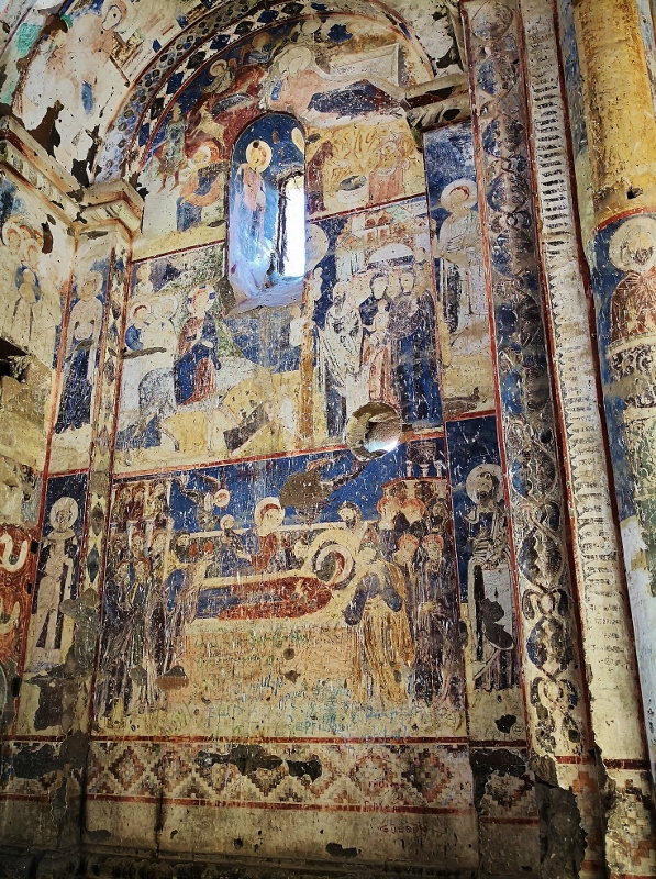 ... und im Inneren sind noch erhaltene Fresken zu finden