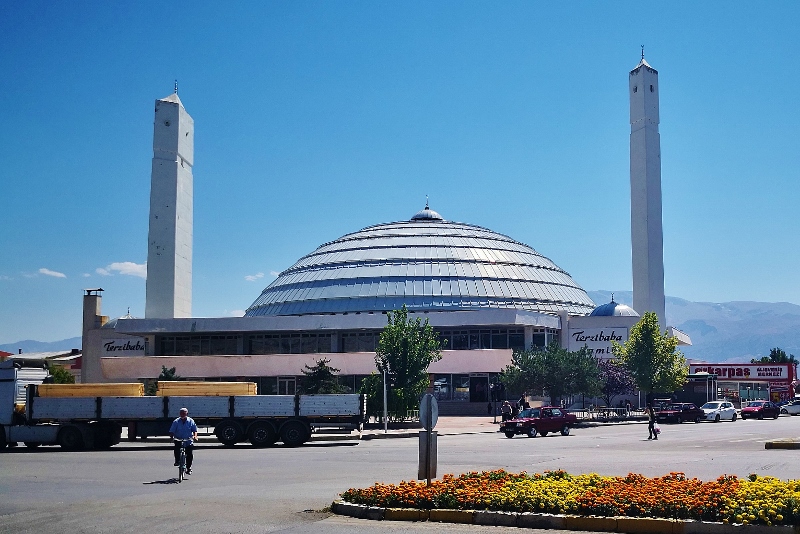 Vieles wirkt in Erzincan sehr traditionell, doch die Moschee sieht sehr futuristisch aus