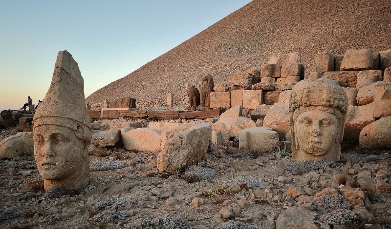 Antiochus und Fortuna im rosa Abendlicht