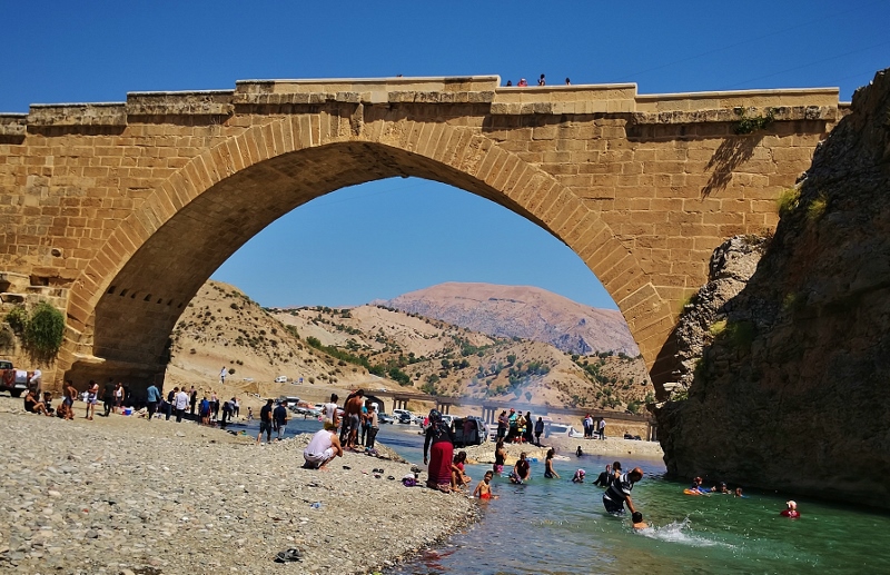 Unter der alten Brücke wird am Sonntag heftig gepicknickt und wir werden überall zum Chai und zum Essen eingeladen