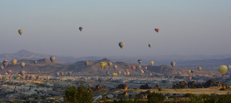 110 Heißluftballons schweben am frühen Morgen bei Göreme in der Luft