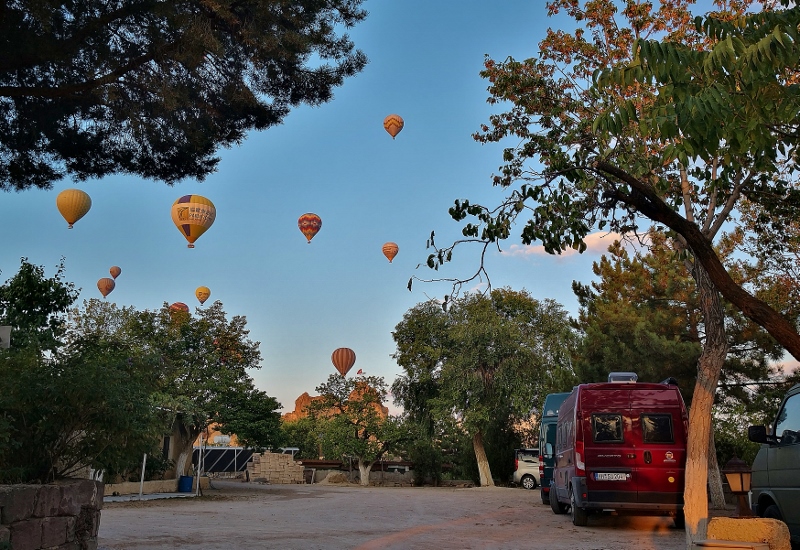 Die Ballons fliegen direkt über unsere Womos hinweg