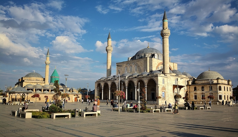 Neben dem berühmten Mevlana-Kloster (links im Bild) liegt die Selimiye Cami