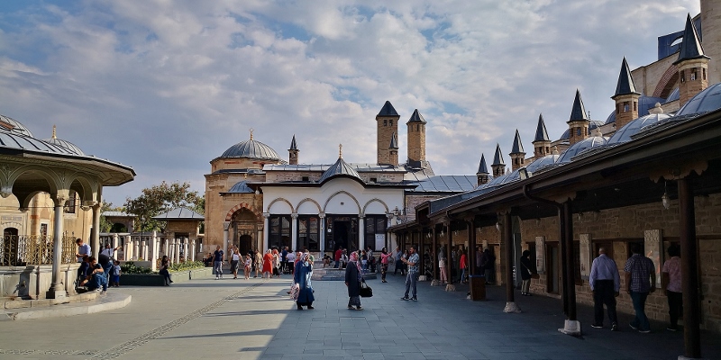 Im Innenhof des Mevlana-Klosters