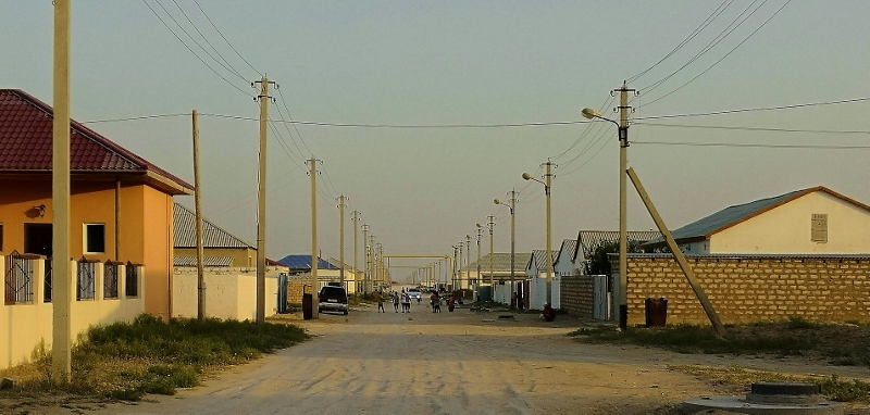 Dorfstraße am Abend