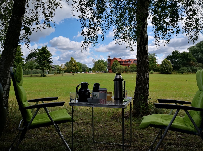 Stellplatz mit Blick auf ein Storchennest