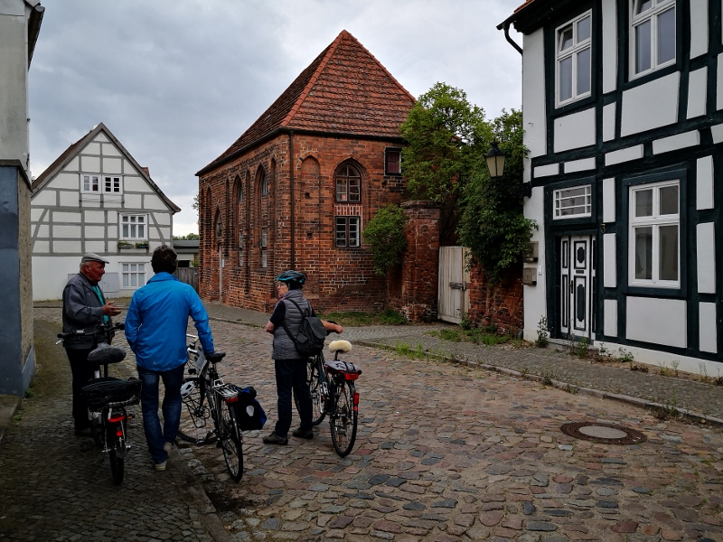 In der Altstadt sind viele Häuser verlassen und dem Verfall anheim gegeben