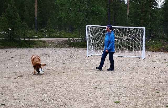 Fußballspielen bringt Kim richtig Spaß!